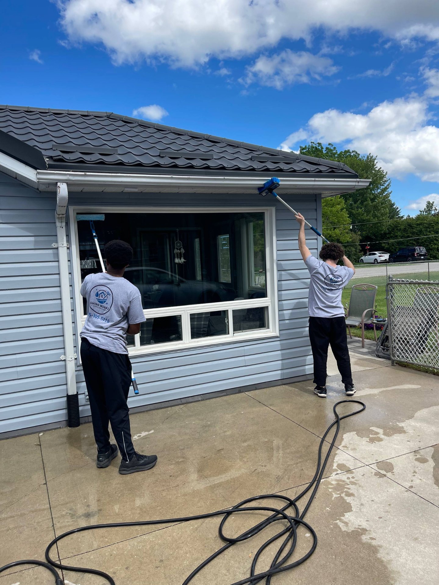 Exterior window washing on a Simcoe County home